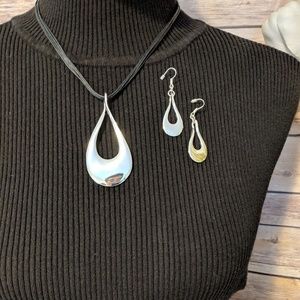 NWOT silver teardrop necklace a d earing set